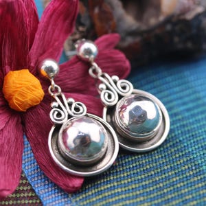 Handgemachte zeitgenössische Ohrringe aus Sterlingsilber von Diego Garcia, Ball Design