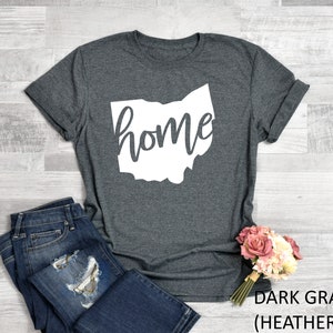 K&ouml;nnte beinhalten: Dunkelgraues T-Shirt mit einem wei&szlig;en Umriss des Bundesstaates Ohio und dem Wort "home" innerhalb des Umrisses.