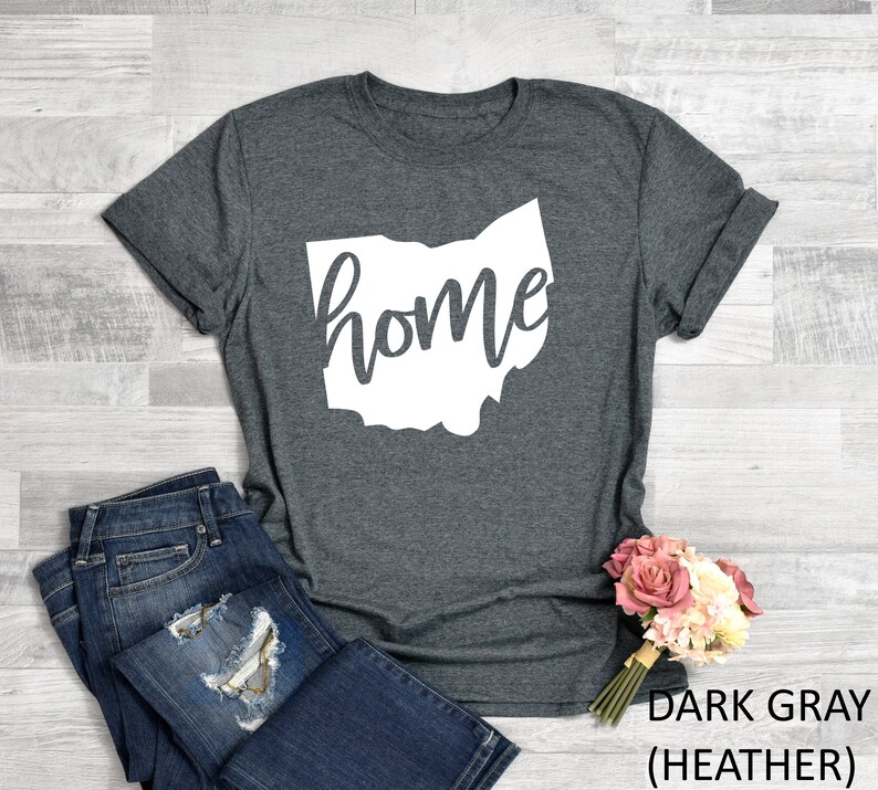 K&ouml;nnte beinhalten: Dunkelgraues T-Shirt mit einem wei&szlig;en Umriss des Bundesstaates Ohio und dem Wort "home" innerhalb des Umrisses.