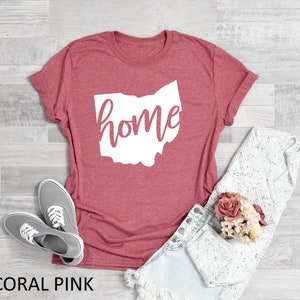 K&ouml;nnte beinhalten: Korallenfarbenes T-Shirt mit einer wei&szlig;en Umrandung des Bundesstaates Ohio und dem Wort "home" innerhalb der Umrandung.