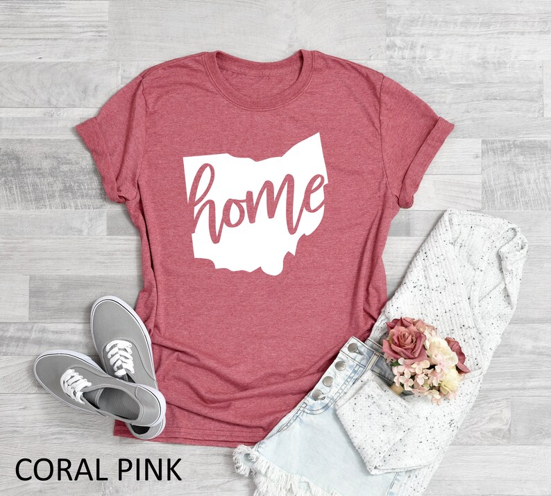 K&ouml;nnte beinhalten: Korallenfarbenes T-Shirt mit einer wei&szlig;en Umrandung des Bundesstaates Ohio und dem Wort "home" innerhalb der Umrandung.