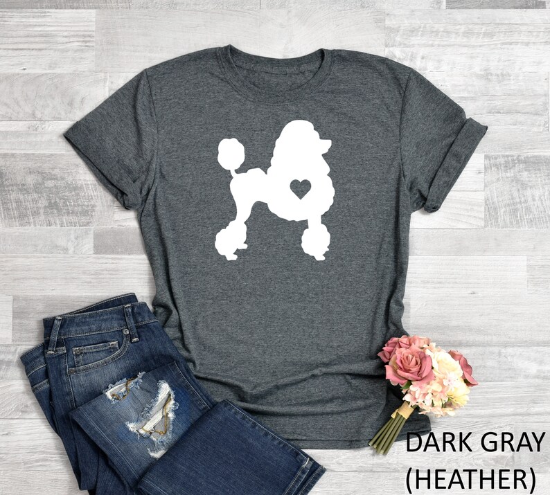 Puede incluir: Camiseta de color gris oscuro jaspeado con una silueta blanca de un caniche con un coraz&oacute;n en el pecho.