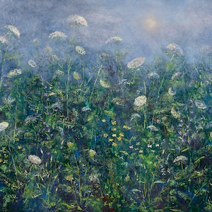 Puede incluir: Una pintura de un campo de flores silvestres blancas en una atmósfera brumosa y azul. Las flores son altas y delgadas, con delicadas flores blancas. El fondo es de un azul suave, con toques de verde y amarillo.