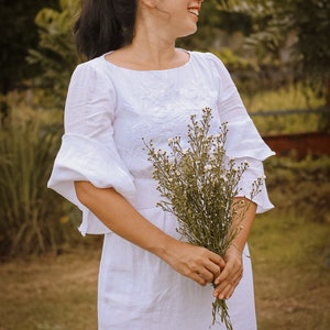 LEINEN HOCHZEITSKLEID - Boho Gothic Blumen Handgefertigte Stickerei - , schlichte Hochzeit lässig - Rustikales Hochzeitskleid - Hochzeitsgast Kleid
