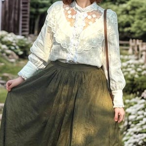 Weiße Bluse Viktorianisch inspiriert mit Spitze Dekoration V Form Stehkragen Lange Puff Ärmel Edwardian Bridgeton - Cottagecore - Geschenk für Sie