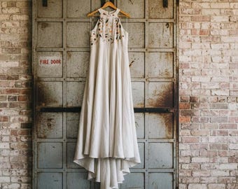 Vestido de novia floral 100% lino, bordado a mano con flores silvestres, escote halter y espalda descubierta.