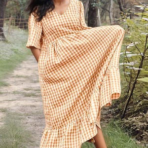 BUNTE GINGHAM CAROLINE 100% Leinen Kleid V-Ausschnitt Taschen in der Seitennaht Abgestuftes Flowy Kleid - Erdfarbe Loungewear, Kleidung in Übergrößen