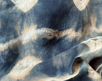 Handgeverfde indigo linnen stof: batik rustieke tie-dye, 145 cm breed