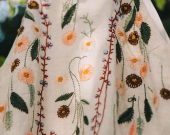 Vestido de novia de lino bordado, vestido de novia floral de flores silvestres, vestido bohemio cottagecore hecho a mano, vestido de novia para boda en el jardín