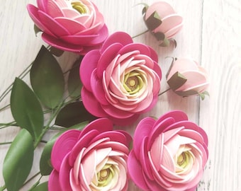 Fiore di ranuncolo persiano in carta quilled: arte floreale fatta a mano