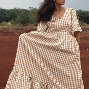 BUNTE GINGHAM CAROLINE 100% Leinen Kleid V-Ausschnitt Taschen in der Seitennaht Abgestuftes Flowy Kleid - Erdfarbe Loungewear, Kleidung in Übergrößen