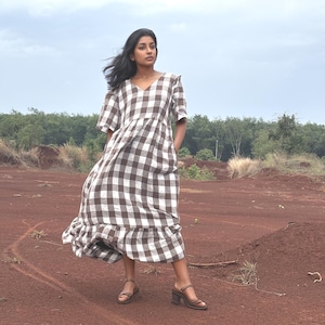 Gingham Leinen Stufenkleid: Erdfarbenes Midi Loungewear Kleid