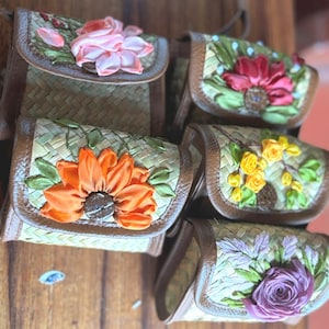 Monedero con cinta bordada, regalo para dama de honor, pequeño monedero con cinta de flores bordada, monedero vintage hecho a mano para mujer.