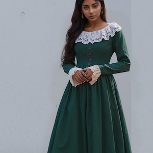 Gothic Victorian inspiriertes Leinenkleid Weiße Spitze um Bootausschnitt und Ärmel - rustikales Brautjungfernkleid