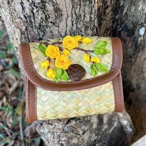 Bolso estilo bohemio con diseño de flores para guardar monedas: evento formal bohemio chic, regalo de graduación, regalos personalizados para ella, arte con cinta.