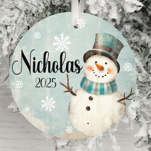 Personalisierter Schneemann Ornament, Personalisierter Ornamente mit blauem Hintergrund, Ornamente für Weihnachten 2025, Ornament mit Name