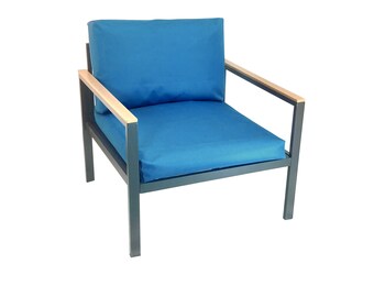 Könnte beinhalten: Ein blauer gepolsterter Stuhl mit einer Holzarmlehne und einem schwarzen Metallrahmen.