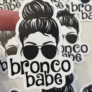 Bronco Babe Messy bun Mädchen Vinyl Aufkleber // Messy Hair Don't Care // Bronco Babe Aviatores