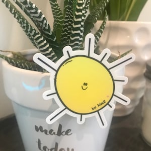 Mignon soleil Vinyl Sticker être gentil // être gentil autocollant // autocollant vinyle soleil // autocollant de pleine conscience