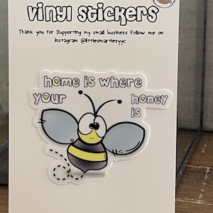 la maison est l’endroit où votre autocollant Honey is // enregistrer l’autocollant des abeilles // le genre d’abeille // autocollants de positivité // autocollant d’abeille mignon