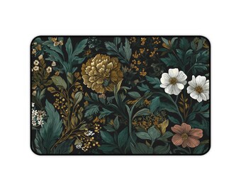 Puede incluir: Alfombrilla de ratón rectangular con un diseño floral sobre un fondo oscuro. El diseño incluye grandes flores de color amarillo dorado, flores blancas y melocotón, y varias hojas verdes. La alfombrilla tiene un borde negro.