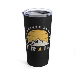 Tazza da caffè isolata in metallo da 20 once "Preferred Be On Trail", pronta per essere regalata.