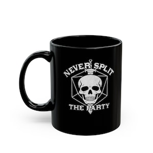 Könnte beinhalten: Schwarze Keramik-Tasse mit weißer Grafik, die einen Totenkopf, ein Schwert und den Text "NEVER SPLIT THE PARTY" zeigt. Die Tasse hat einen gebogenen Henkel und eine glänzende Oberfläche. Für Rollenspielfans.