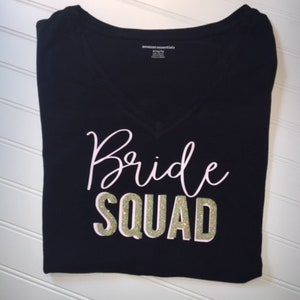 Damas de honor &quot;Bride Squad&quot; camisetas de cuello en V