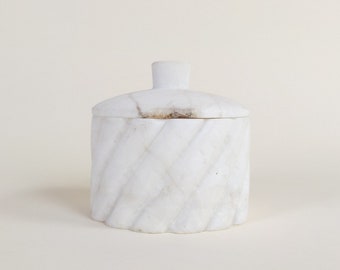 Plato de baratija de caramelo de alabastro de mármol blanco italiano vintage, cuenco de mediados de siglo de Italia, plato de anillo de joyería de dormitorio