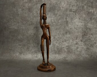 Statue de résine vintage de la femme tribale africaine, hommage à Karl Hagenauer, figure de faux Bois de la femme portant le pot, statuette en plastique décorative