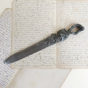 Abridor de cartas vintage de estanho francês em baixo relevo com um cacho de uvas e cabo de madeira falsa, decoração de mesa de escritório doméstico de meados do século