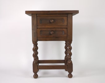 Table d'appoint vintage espagnole avec pieds torsadés en orge, table basse en bois sculpté avec pieds en forme de canette, bout de canapé avec tiroirs, décoration de chambre à coucher rétro