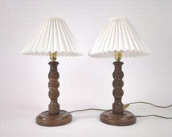 Lampes de table torsadées en bois d'orge, lampe vintage en bois tourné et abat-jour plissé, luminaires originaux France, décoration d'intérieur, meubles marron
