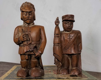 Paire de sculptures de soldat sculptées à la main de pinède de modèle de casse-noisette, statues en bois faites à la main des années 70, rétro Français figures décoratives de bois