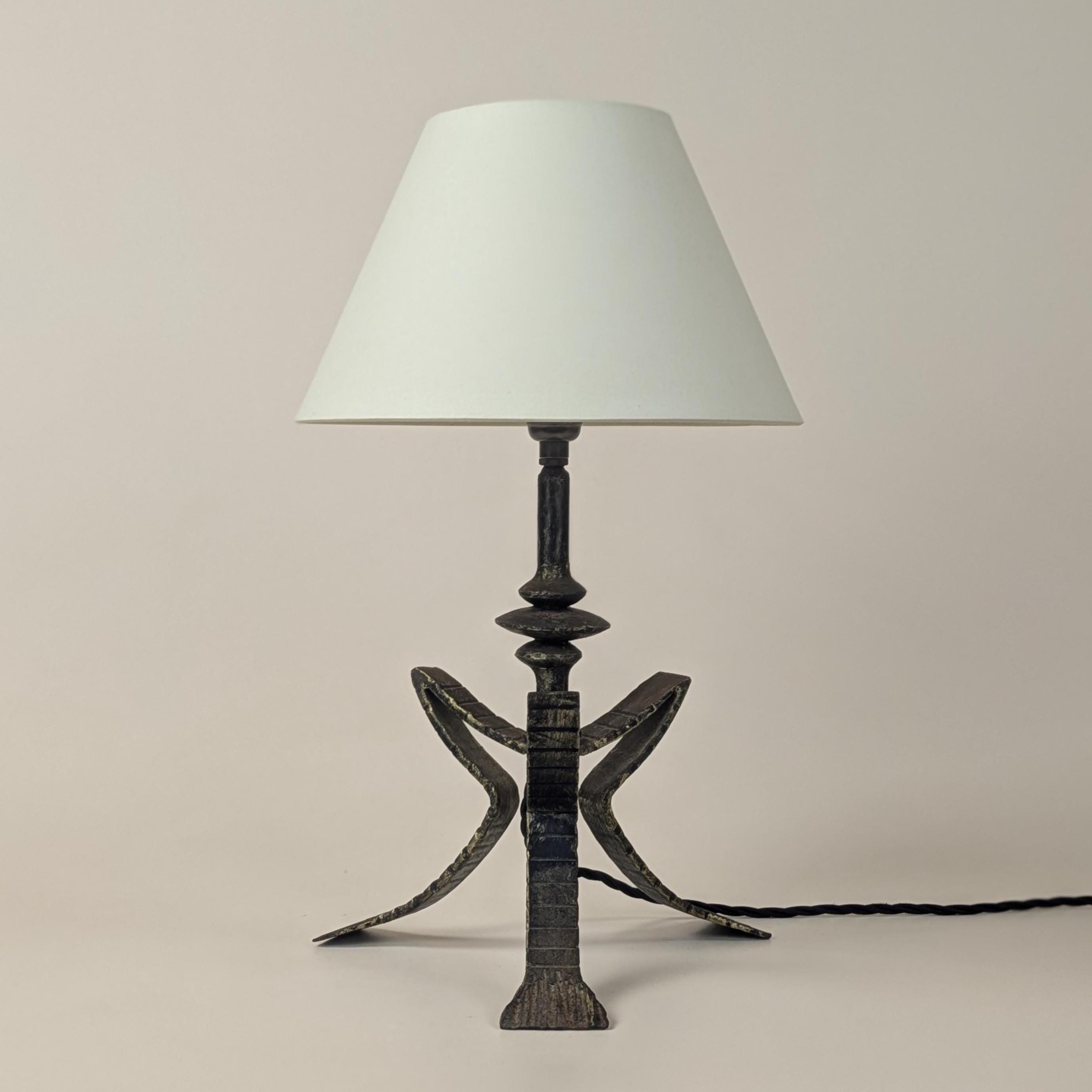 Vintage Französisch Gehämmerte Geschmiedete Eisen Mitte Jahrhundert Brutalist Tischlampe Elegante Architektur Design Licht Wohnkultur 1950 Beleuchtung für Zuhause