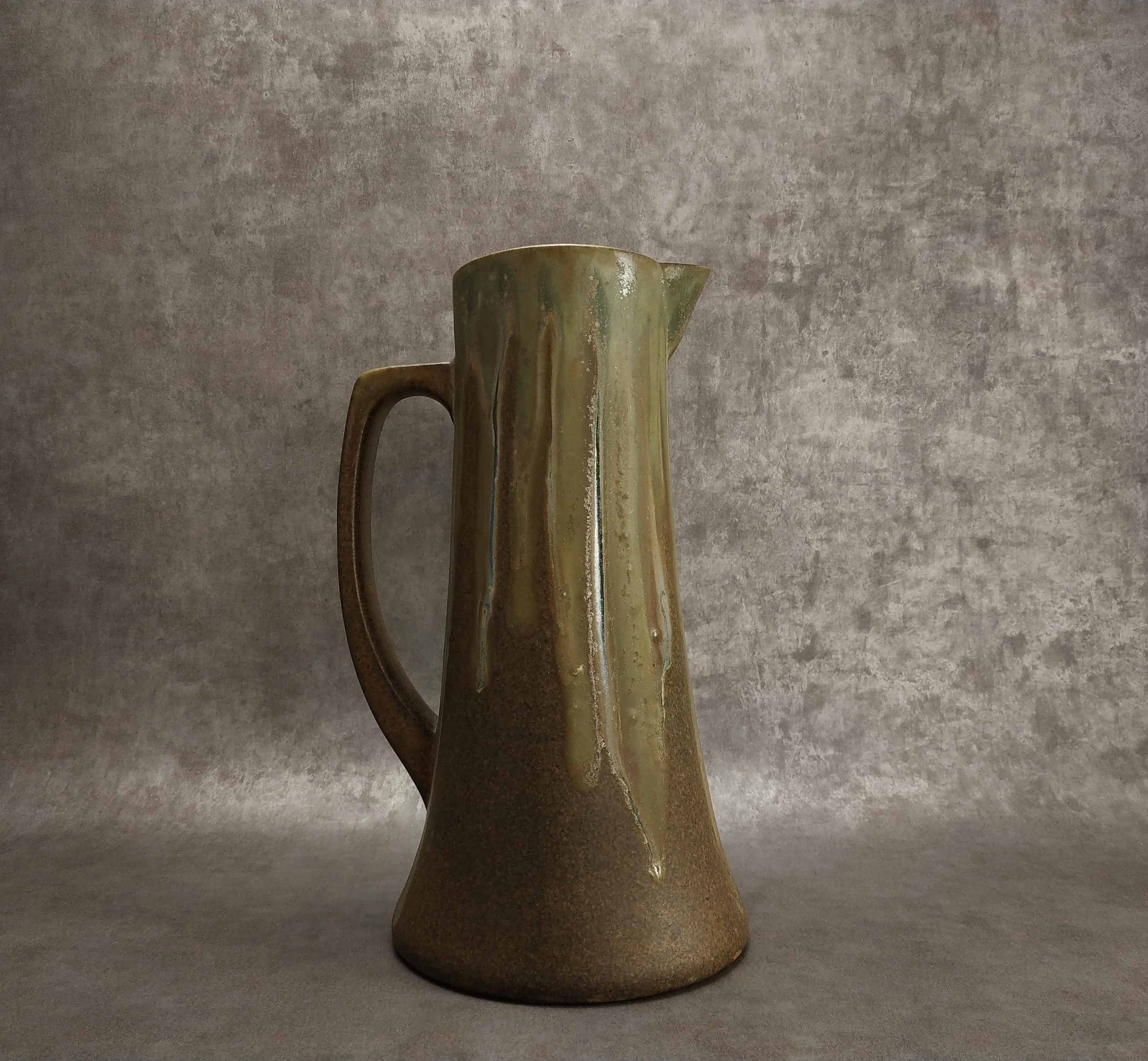 Énorme 2L ou 67 Fl Oz Denbac Pitcher, Antique Français Ceramic Water Art Nouveau Drip Glaze Pottery 