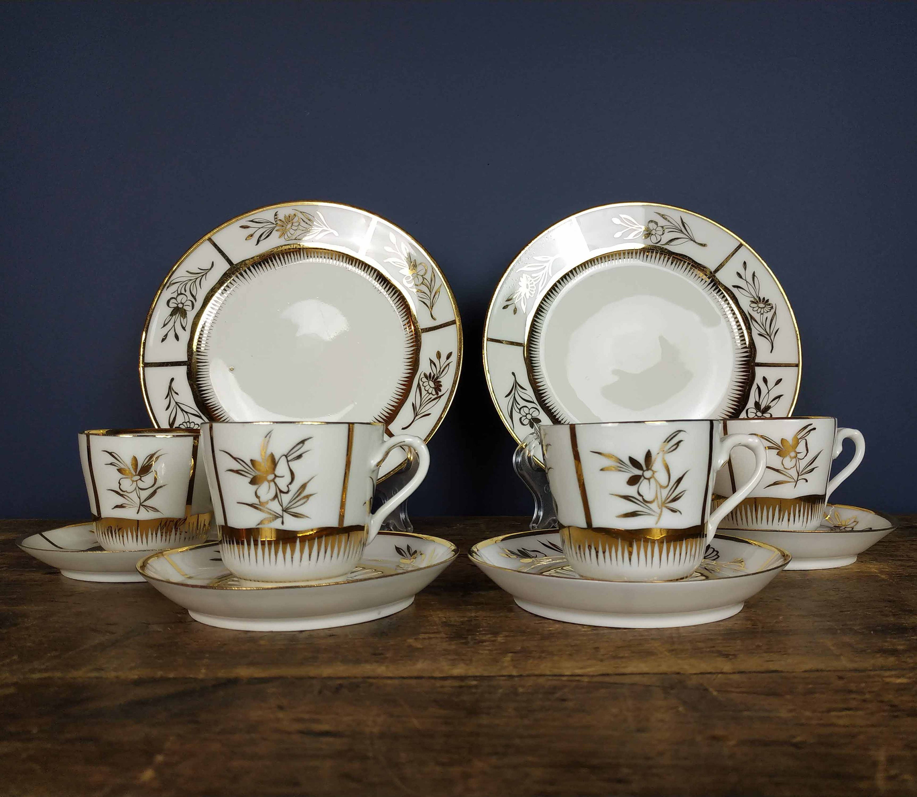 Ensemble de 4 Tasses et Soucoupes en Porcelaine Français Vintage avec Assiettes Côté Gâteau, d'espre