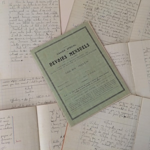 Cahier d'exercices d'élèves d'écoles françaises vintage des années 1930, vieux livre français, accessoires et scénographie, accessoire de photographie, documents éphémères français