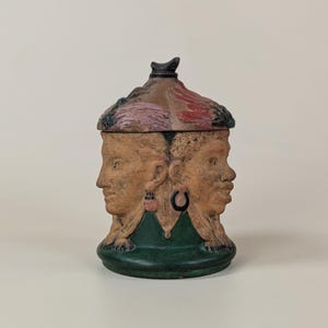 Ancien pot à tabac à trois têtes victorien victorien des années 1800, Français, visages en terre cuite peints à la main, art populaire du XIXe siècle, bibelot de collection