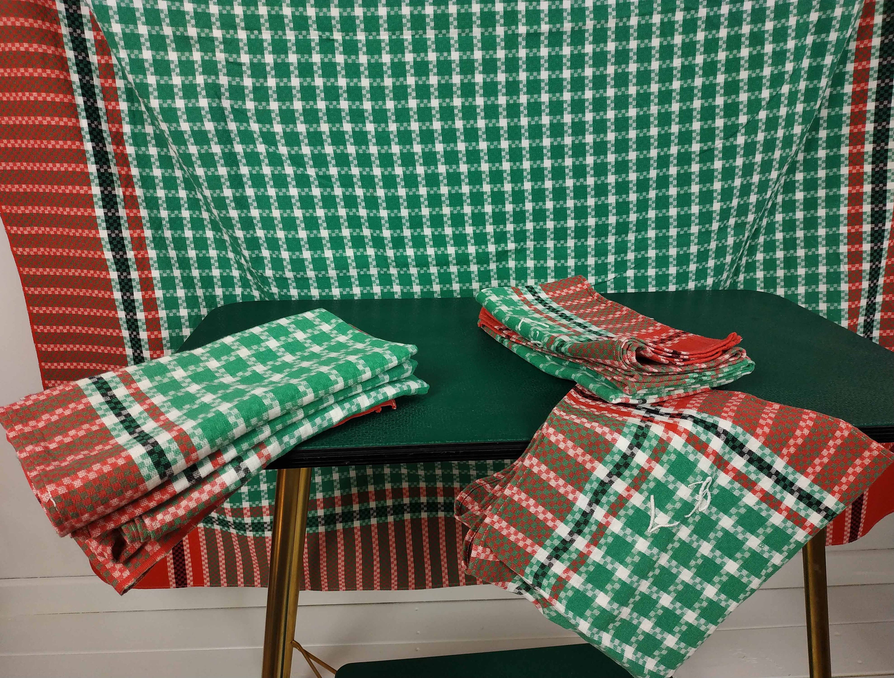 Français Vintage Table Cloth & Napkins, Retro Red Green Patterned Basque Linen Set, Français Farmhou