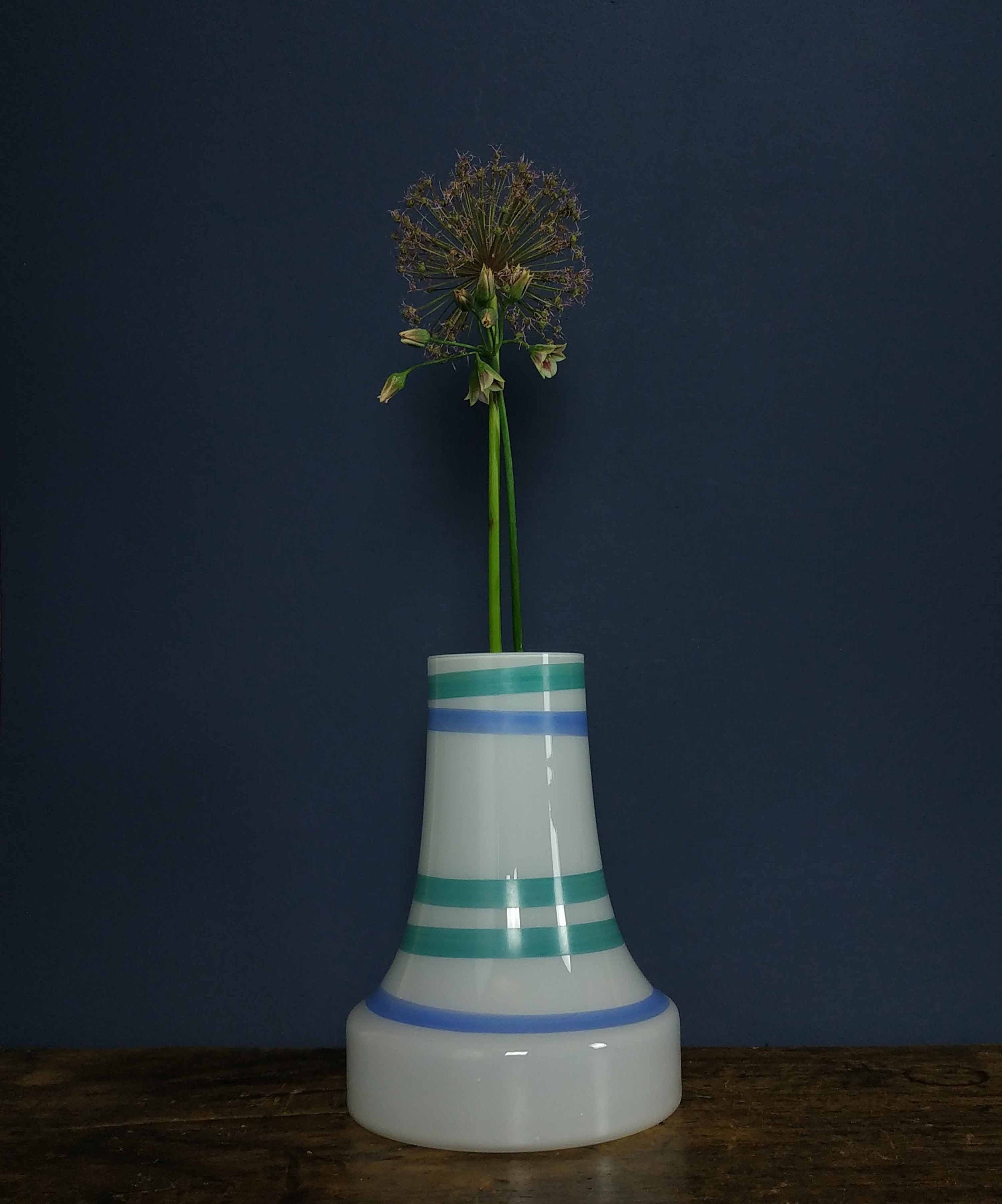 Vase Original, Vase en Verre Italien Cased Vintage Des Années 1980 avec Intérieur Blanc et Bleu Past