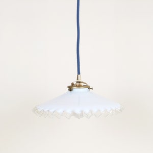 Französische weiße Opalglas-Pendelleuchte + Porzellan-Deckenrosette aus Messing-Hardware und blauem Stoffkabel, gekräuselte Petticoat-Deckenleuchte