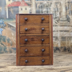 Cajonera de madera en miniatura, mueble de mesa francés de los años 30, mueble antiguo para guardar artículos de mercería, caja de boticario con tiradores torneados.