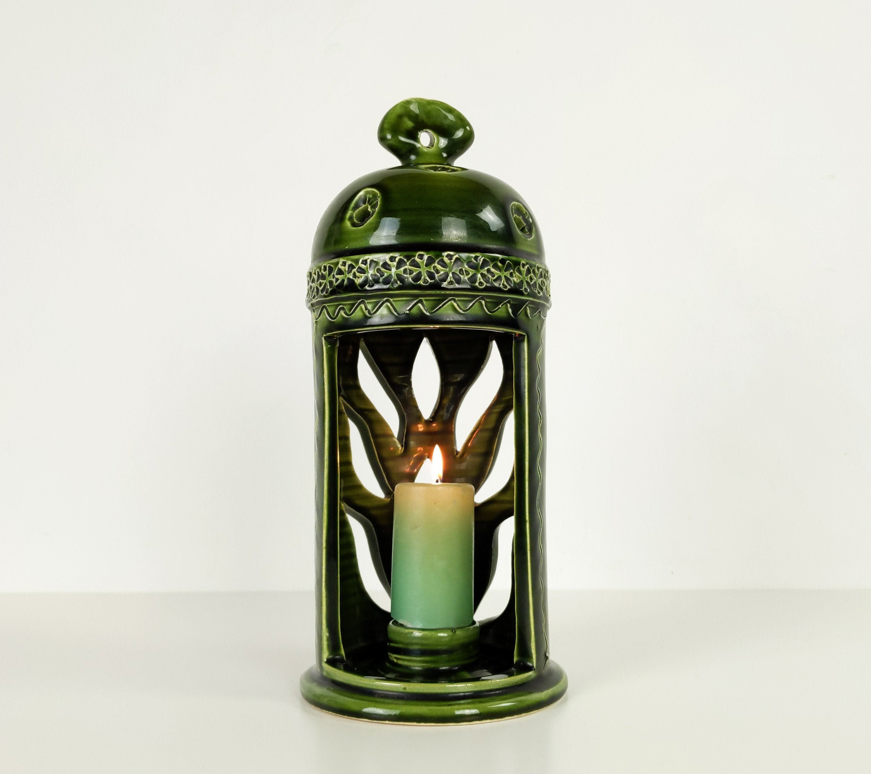 Grand Vintage Français Vert Foncé Enamelled Earthenware Poterie Porte-Bougie Lanterne avec Incisé Dé