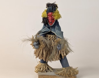 Figura de bailarina de estilo africano occidental: tela vintage de tiras índigo y rafia, arte popular, 31 cm