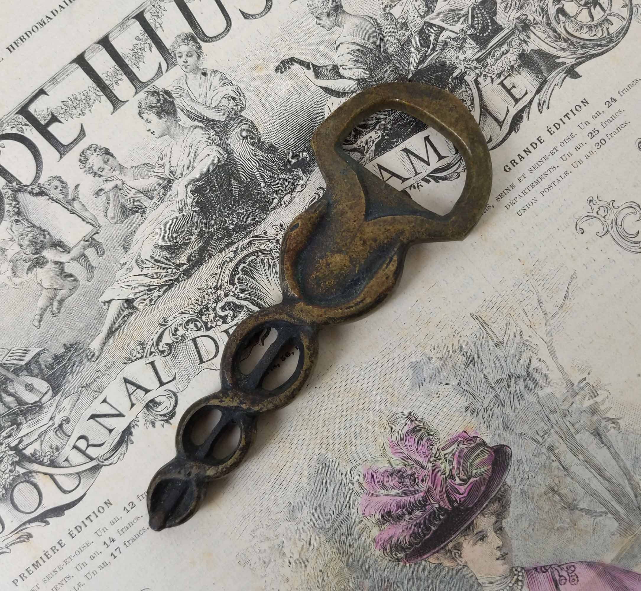 Vintage Français Ouvre-Bouteille en Bronze Détresse Pharmacie Apothicaire, Serpents Patinés et Tige 