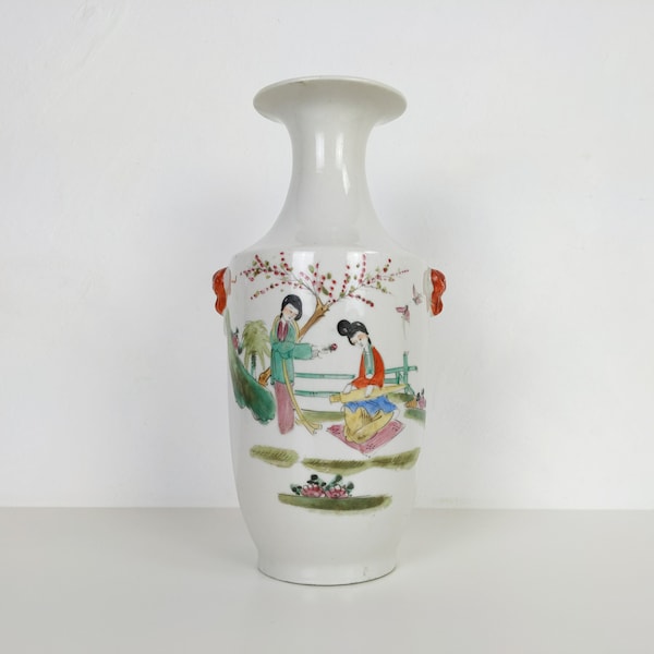 20ème siècle PROC République populaire de Chine 1960s années 1970 Signé Porcelaine Chinoise Dames Dans Le Jardin Scène Vase