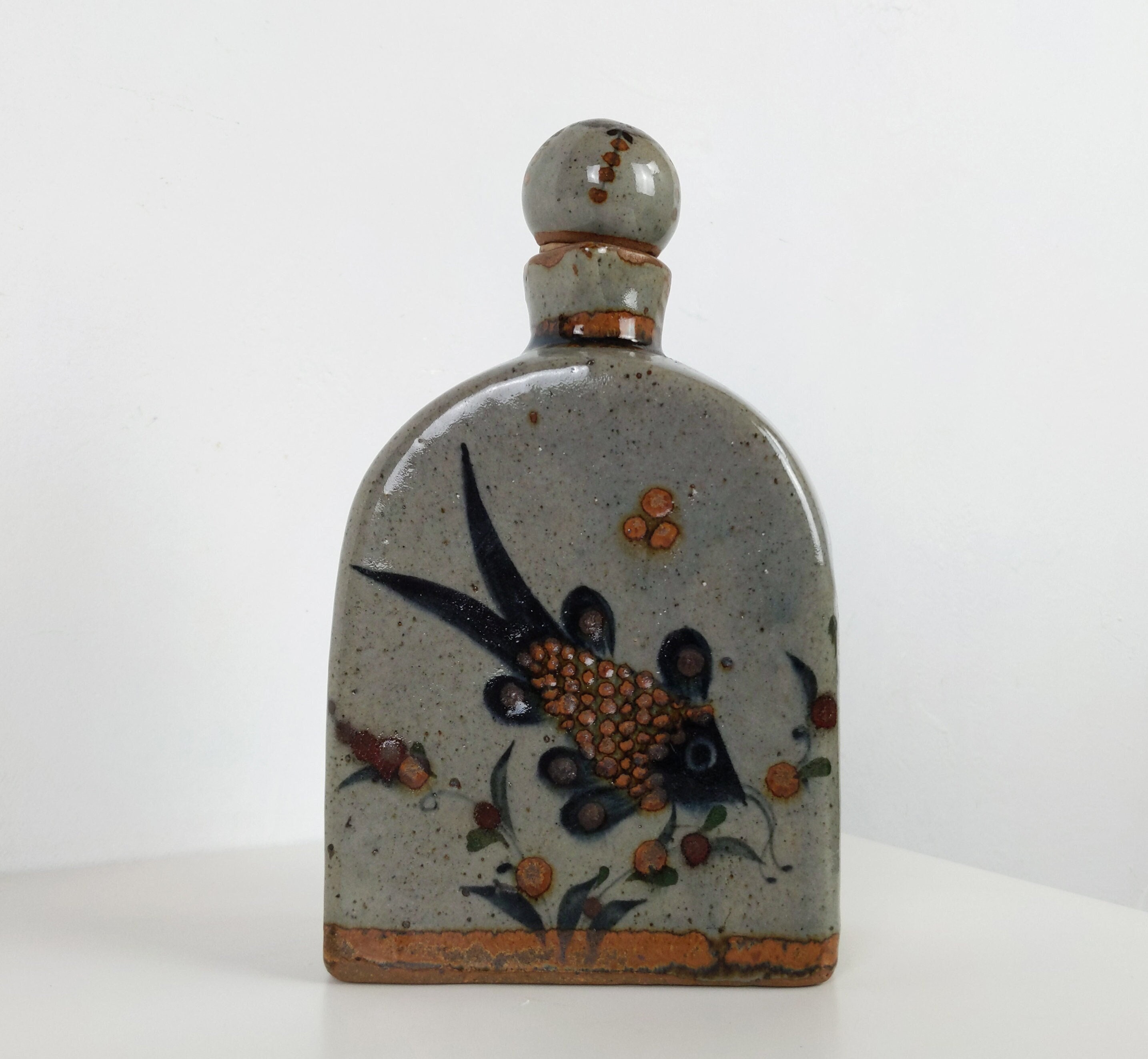 Vintage Français Carafe de Bouteille en Grès Émaillé avec Décoration Poisson, Carafe Poterie Signée,