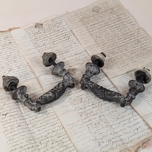 Żeliwne uchwyty do drzwi, antyczne francuskie okucia architektoniczne, ozdobne podwójne uchwyty w stylu rokoko, ok. 1890 r.