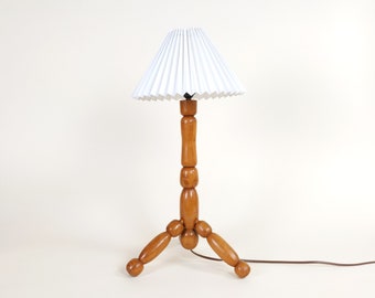 Vintage Franse grenen hout gedraaide spoel tafellamp met geplooide witte lampenkap